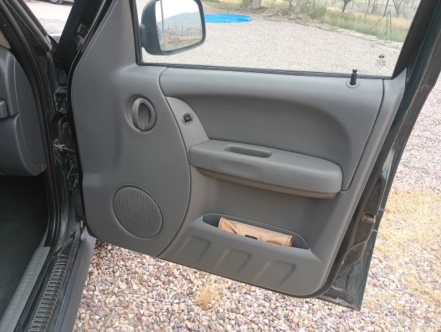 2006 LIBERTY SPORT 4X4 (9).jpg